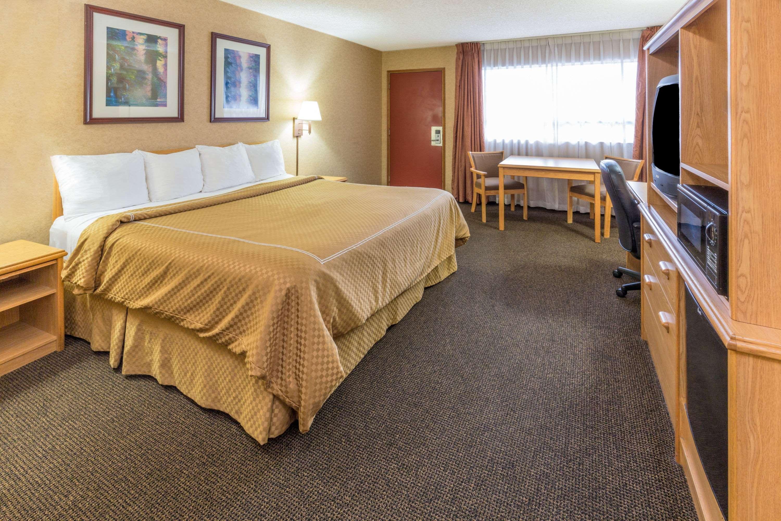 Days Inn By Wyndham Black Bear Salem Extérieur photo